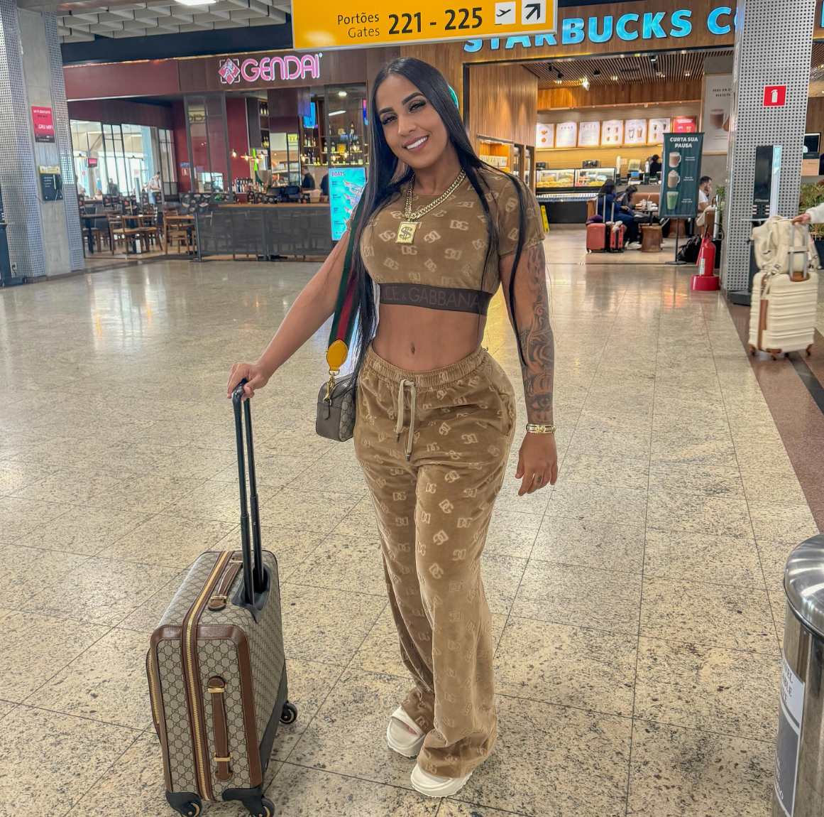 Karol Digital: Influenciadora e Filantropa em Ação